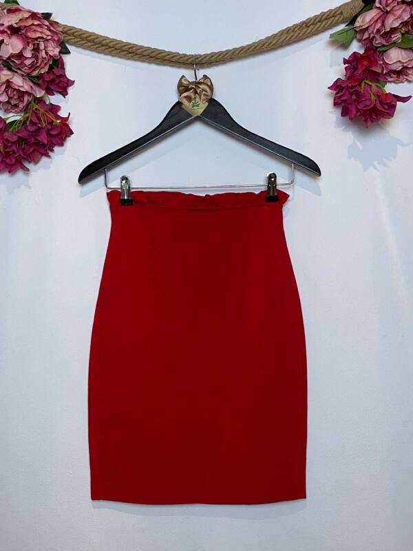 Falda roja con ribete de volante.