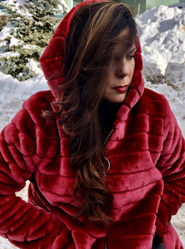Abrigo de pelo rojo con capucha